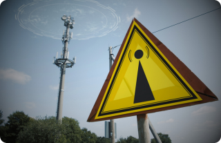 placa que sinaliza sistema para descargas eletricas (raio)